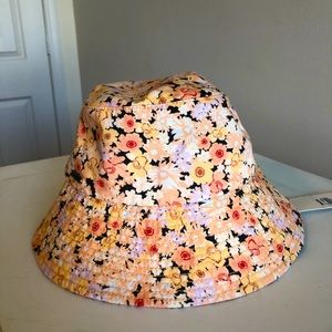 Billabong ‘Still Single’ Bucket Hat 🌸